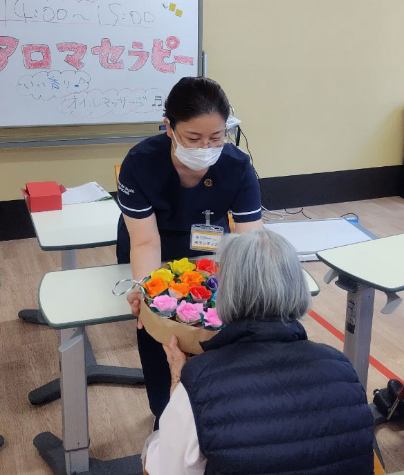 もの忘れ病棟にてアロマボランティアを行う鴨田琴美